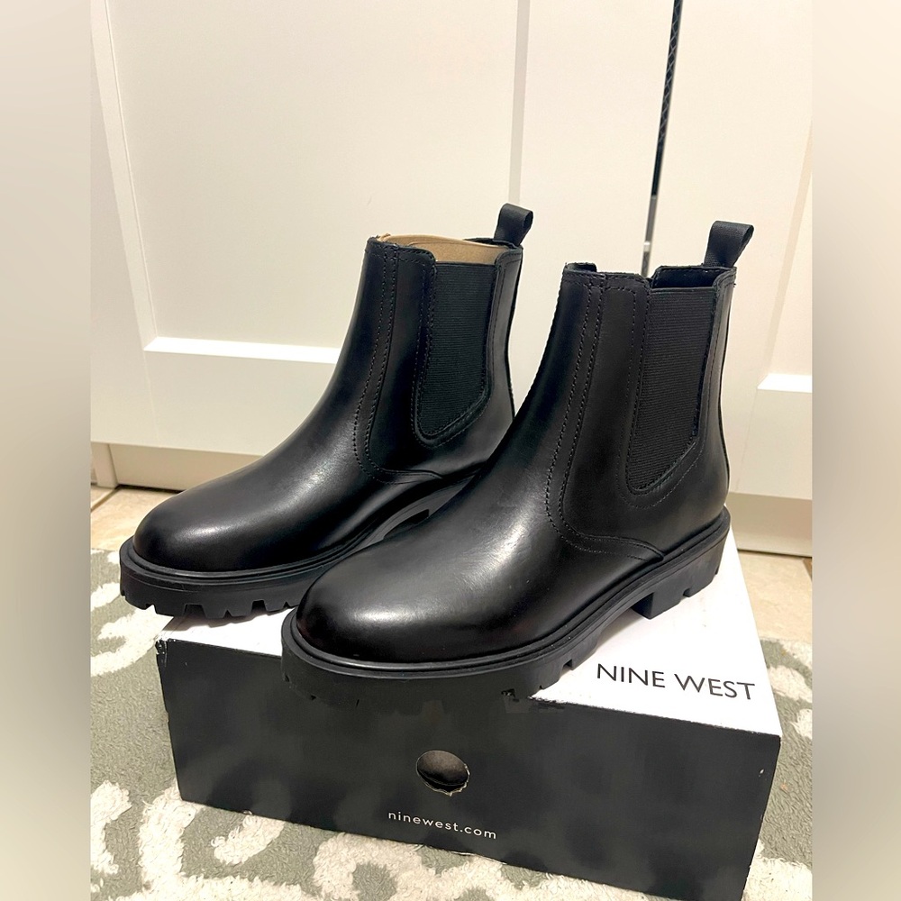 💚💜🌼NIB Nine West Black Yeeps Chelsea Boots Classic Design - Picture 2 of 8